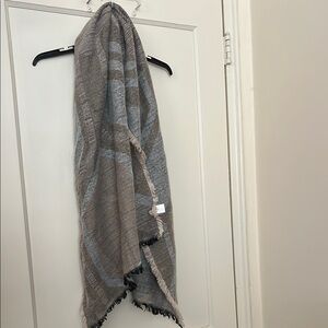 Cabin fever gray scarf one size
